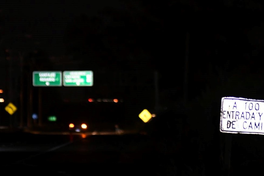 Desde el municipio indicaron que para la solución definitiva para recomponer la iluminación en la Ruta 168 se deba hacer una licitación. Foto: Manuel Fabatía