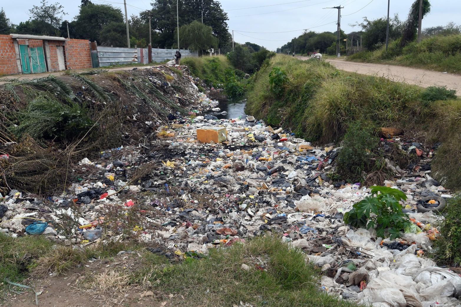 La basura se acumula y el olor es inaguantable. Ante los recortes del Gobierno Nacional, había cuadrillas que mantenían la zona. 