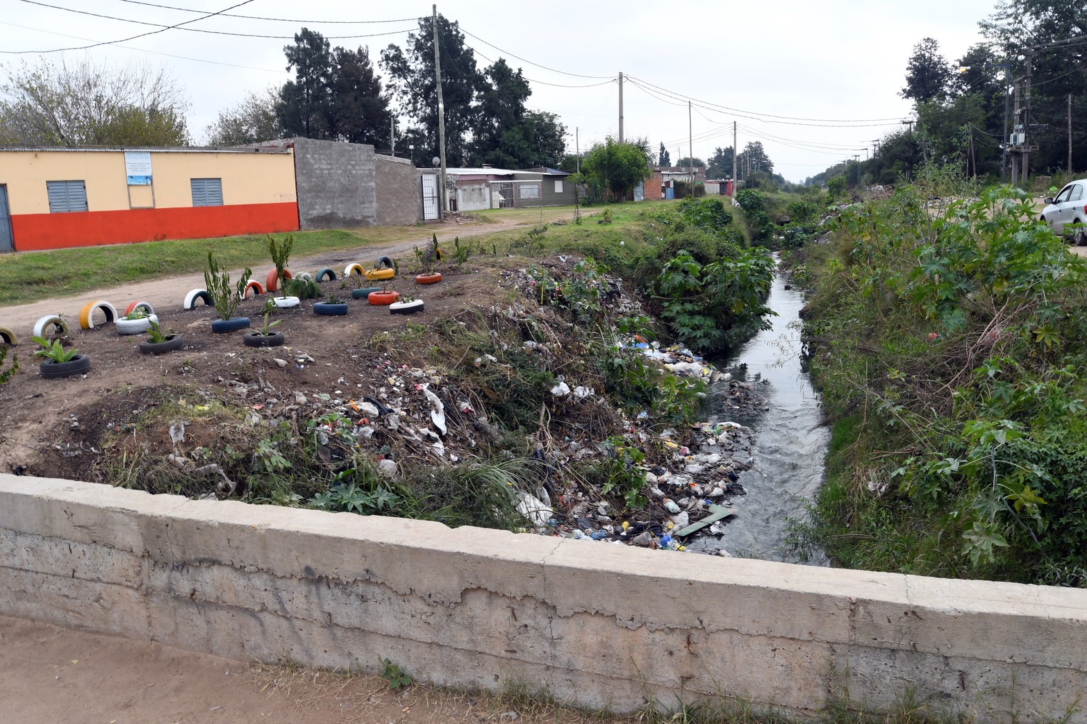 Algunos vecinos tratan de parquizar la zona para evitar la acumulación de basura. 