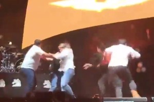 El momento en el que se desploma el escenario durante el acto político.