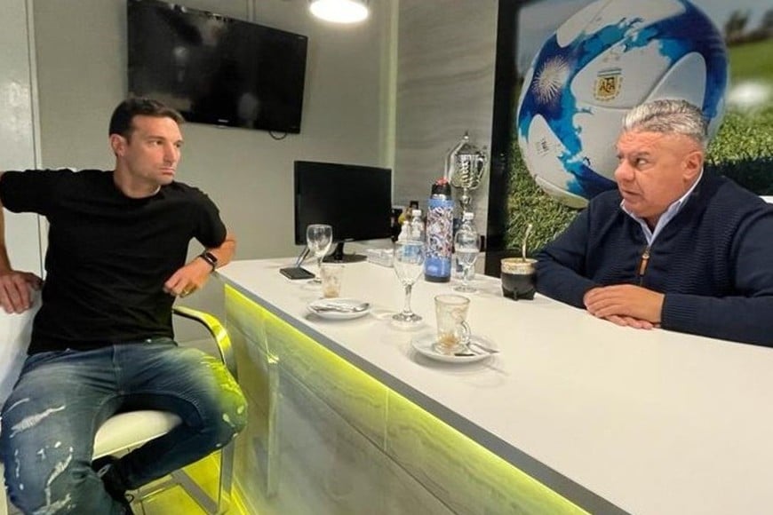 Lionel Scaloni y su charla con Tapia. Su debut no pudo ser más promisorio: campeón del mundo.