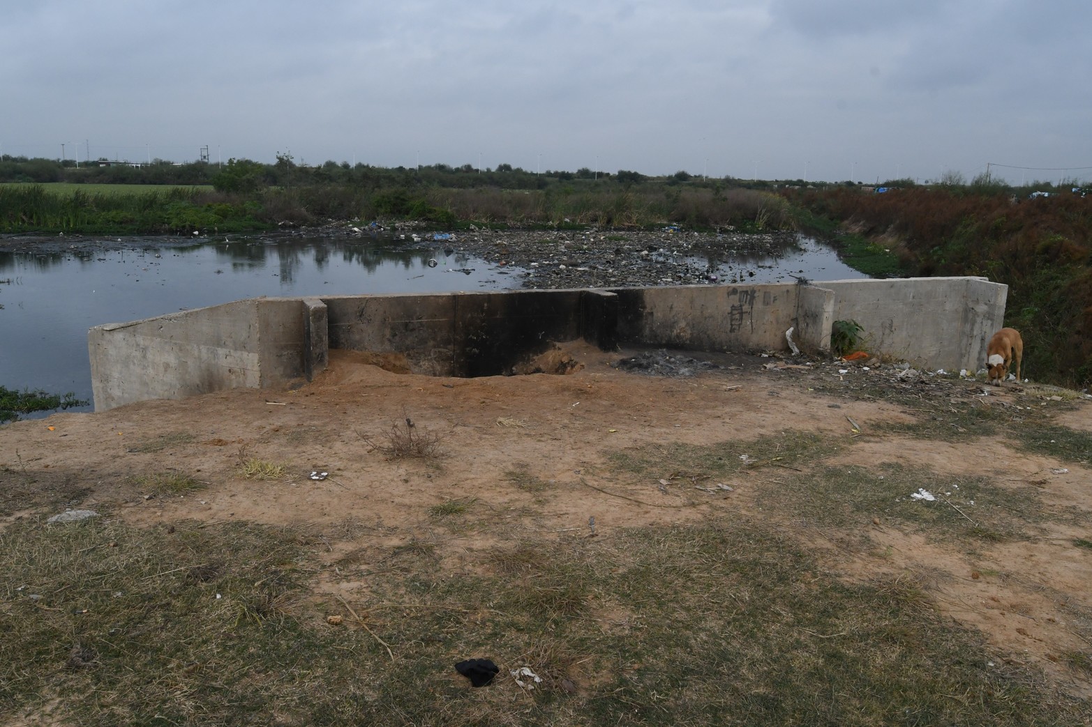 Aquí termina. El camino viejo a Esperanza finaliza en la intersección de calle Estado Israel. 