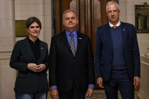La diputada Charo Mancini junto a los diputados Pablo Farías y Dionisio Scarpín.