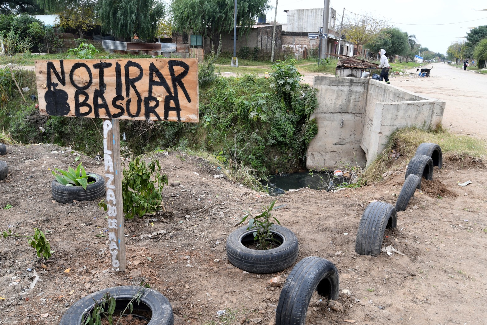 Algunos vecinos tratan de parquizar la zona para evitar la acumulación de basura. 