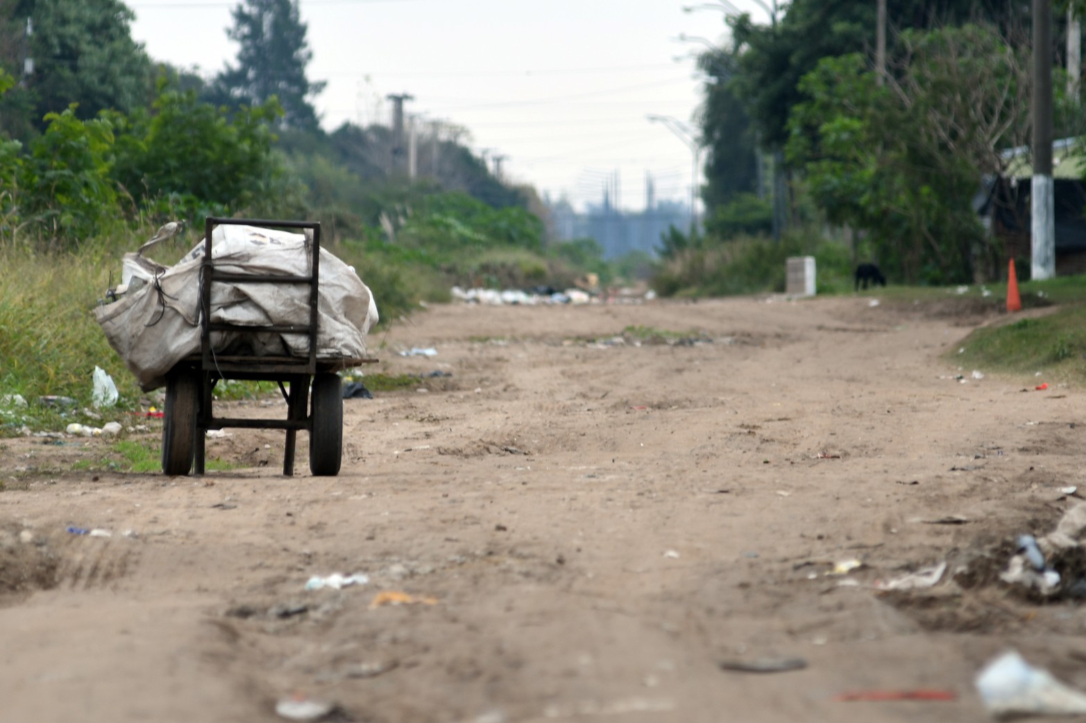 A cirujear. Vecinos usan el lugar para ver que se puede reciclar. 