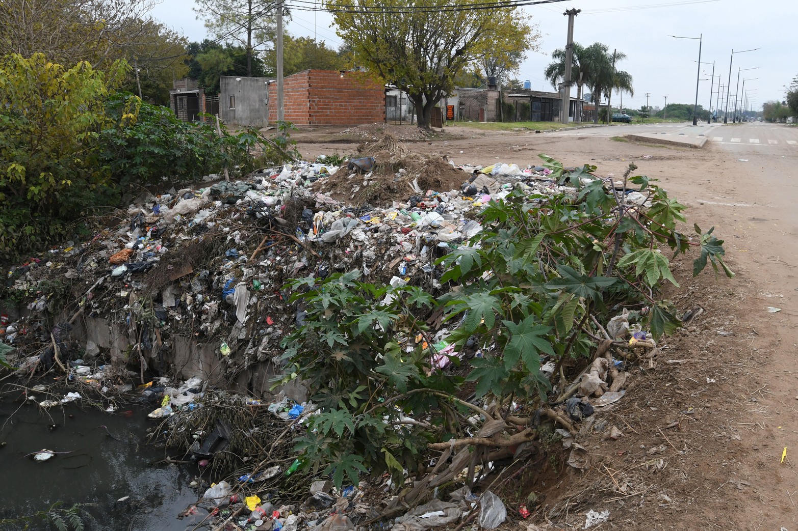 Alcantarilla tapada de basura. Bouelvard Menchaca y Larrea: así está hoy.