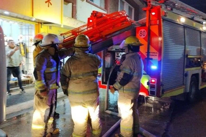 Parte del simulacro de los bomberos, en zona céntrica de Coronda.