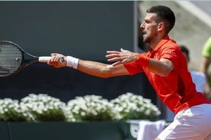 El deportista serbio dio muestras de mareos y estar evidentemente bajo mucho estrés y atravesando un golpe de calor.