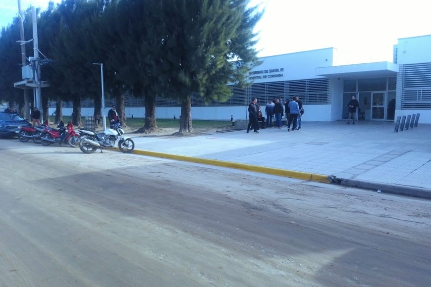 El hospital que comenzó a funcionar en 2020 durante la pandemia, está emplazado en una calle de tierra, que cuando llueve se hace inaccesible prácticamente.