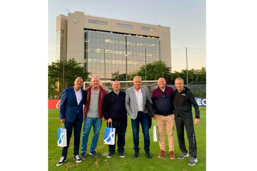 Para Santa Fe siempre hace lugar. Nery Alberto Pumpido junto al uruguayo Gerardo Pelusso recibieron la delegación santafesina en la recorrida por la Conmebol. Esa cancha, al lado del edificio de Luque, es una obsesión de Nery.