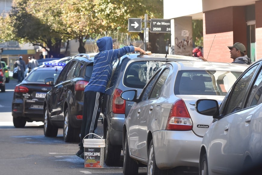 La foto es de 2019. Un joven lava un coche en una cuadra de esta capital. Ahora, esta actividad está prohibida.