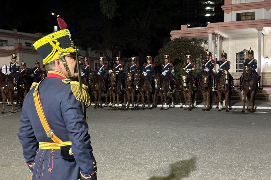 La ceremonia, cargada de simbolismo y patriotismo, tuvo lugar frente al Cabildo.