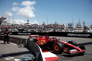 Leclerc mantuvo el liderato de la FP3, marcando un impresionante 1m 11.369s, colocándolo un par de décimas por delante de Verstappen, quien logró encontrar un paso en el rendimiento pero expresó lo duro que estaba presionando.
Credito: REUTERS/Benoit Tessier