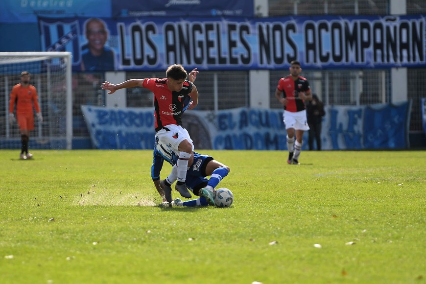Barreto, el número 11 de San Telmo, va a al piso y le sacará la pelota a Talpone, levantando arena del campo de juego. Barreto trabajó en todos los aspectos del juego (marca y creación), en tanto que Talpone, más allá de estar por debajo del nivel, se adecuó a lo que necesitaba el partido. Crédito: Hipólito Fernández.