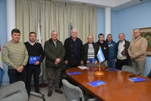 Nueva comisión directiva de ADE. Crédito: Manuel Fabatía