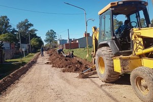 En esta primera etapa se instalarán aproximadamente unos 2 mil metros de nueva cañería de refuerzo de red de distribución principal en el sector oeste de la localidad.