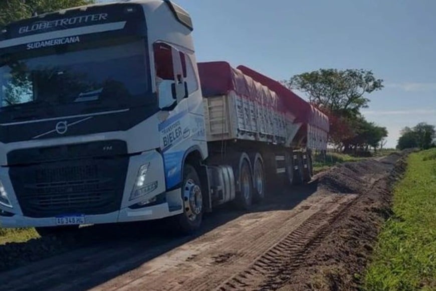 El proyecto comprende ocho trazas que suman un total de 11.810 metros, beneficiando a productores apícolas con 300 colmenas; 549 hectáreas agrícolas; 1.593 hectáreas ganaderas; 361 cabezas de ganado bovino de carne; 1.988 cabezas bovinas de leche en 11 tambos, que producen 12.269.475 de litros anuales de leche cruda.