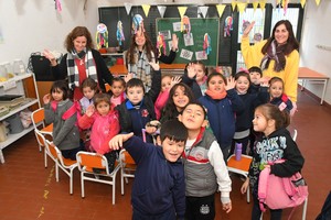 MONERÍAS. Un grupo de niños del jardín 75 junto a la directora Gabriela Alonso (a la derecha), y la vice María Laura Grandjean.  Crédito: Manuel Fabatía