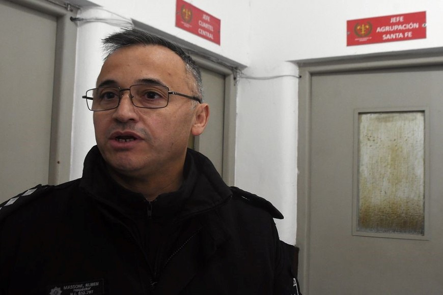 “Si sigue lloviendo va a disminuir muchísimo la cantidad de intervenciones, como ocurrió en el verano que fue lluvioso y nos ayudó en el trabajo”, indicó Rubén Massoni, jefe del Área Técnica de la Agrupación Bomberos Zapadores de Santa Fe. Foto: Guillermo Di Salvatore