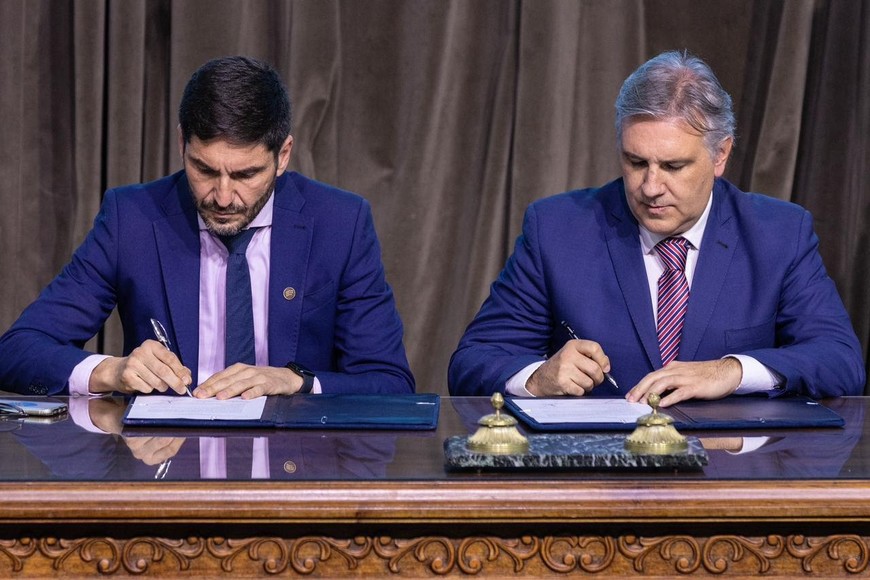 Encuentro y convenios con su par cordobés Llaryora. rédito: Gobierno de Santa Fe