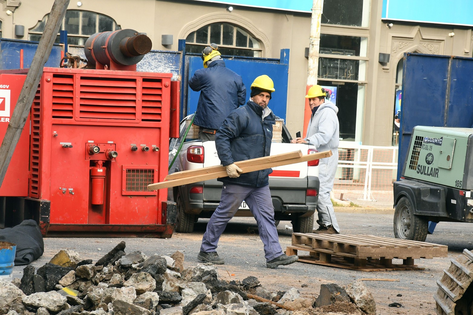 Comenzó la obra de reparación del socavón de Pellegrini y 9 de Julio.