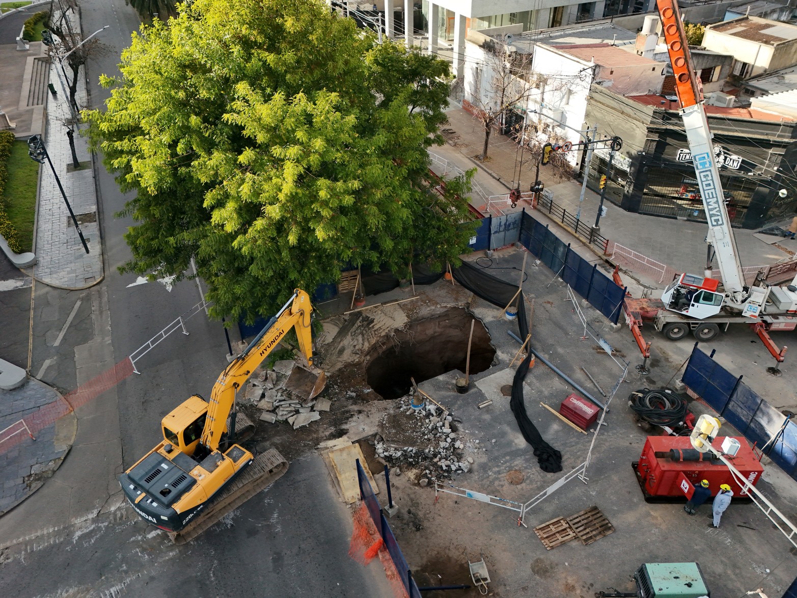 Comenzó la reparación del socavón de boulevard Pellegrini y 9 de Julio.