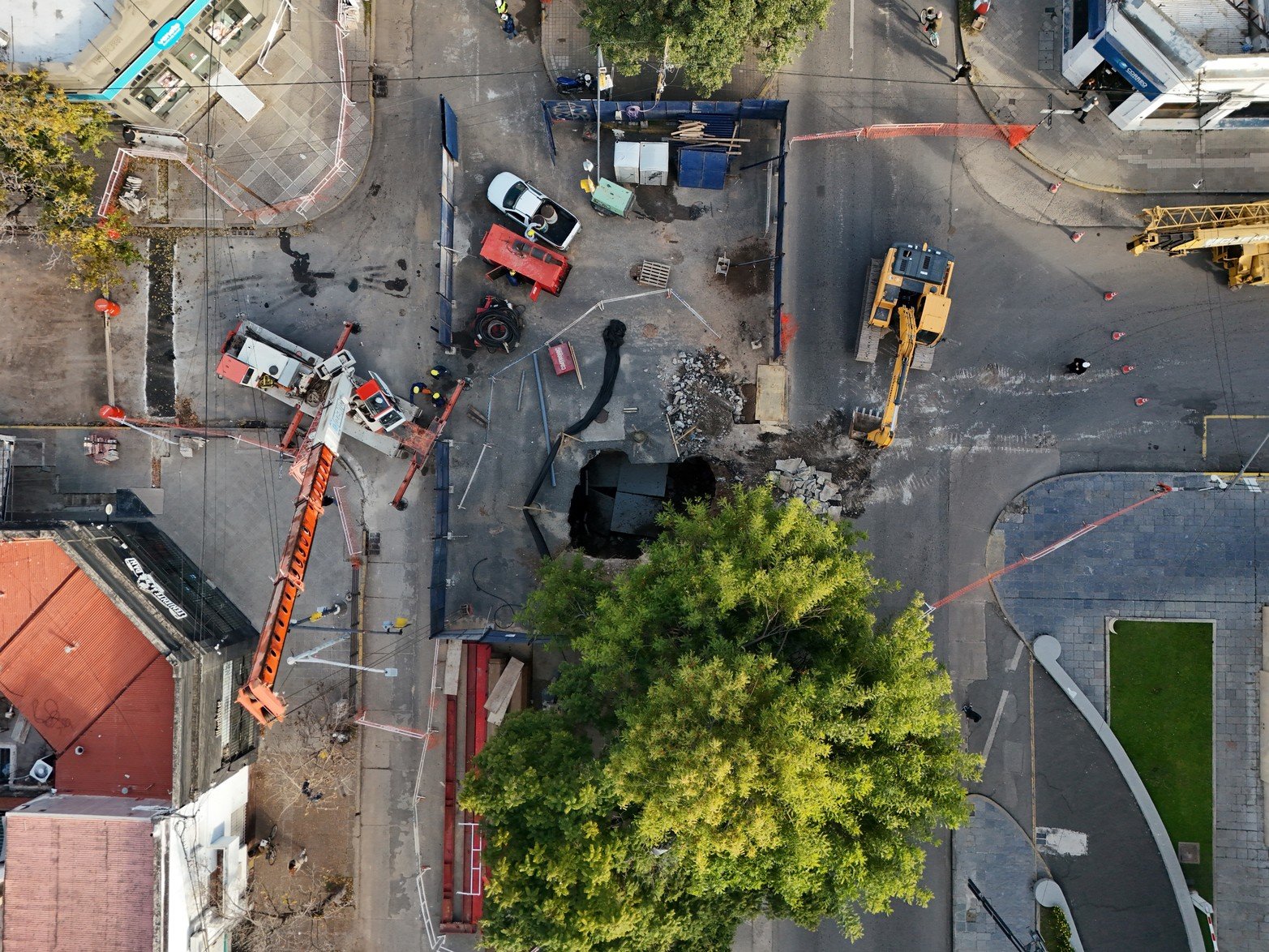 Comenzó la reparación del socavón de boulevard Pellegrini y 9 de Julio.