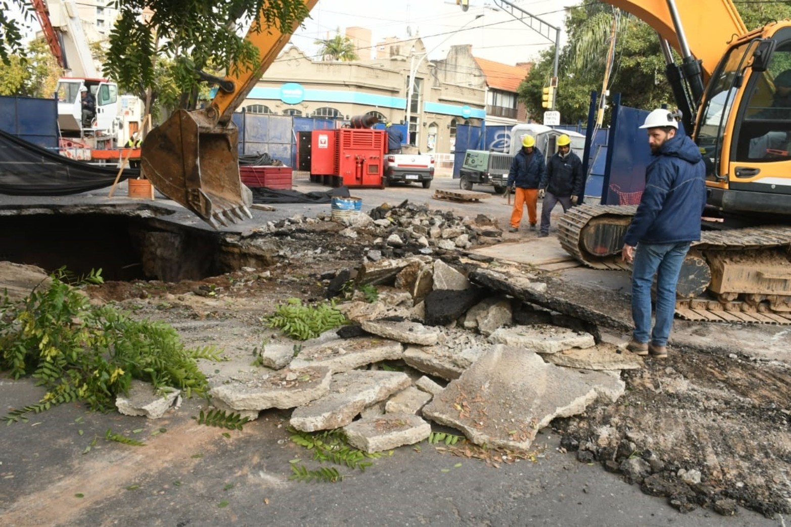 El socavón de Pellegrini y 9 de Julio comenzó su reparación.