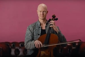 Lilja en el videoclip oficial de “Prelude from ‘Köthen’” (a partir de la Suite para Cello N.º 1). Foto: Captura de pantalla