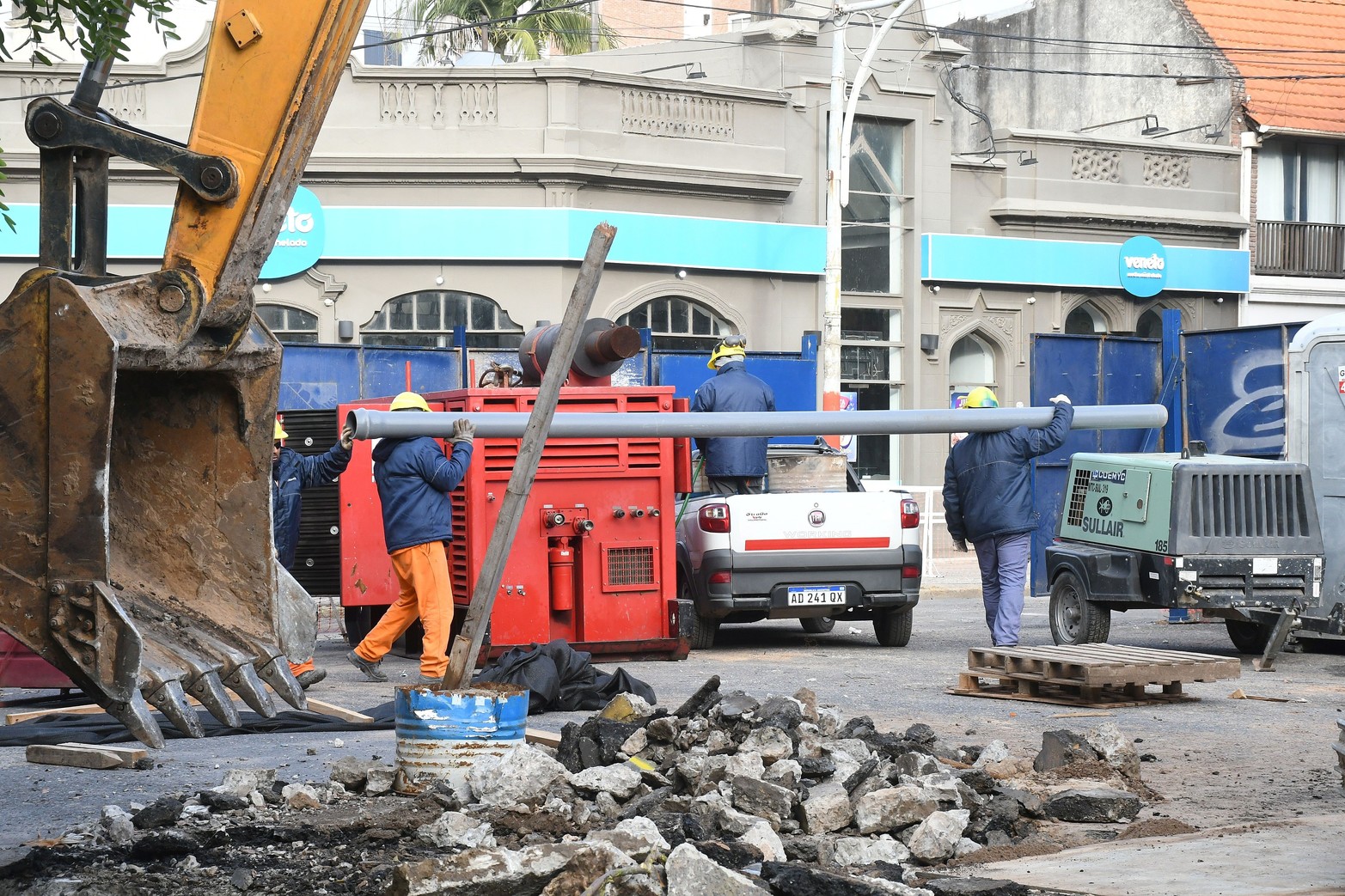 Comenzó la obra de reparación del socavón de Pellegrini y 9 de Julio.