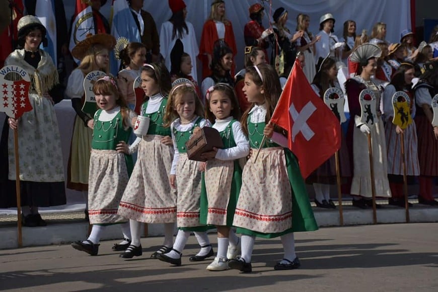 La Fiesta Nacional del Folclore Suizo nació como homenaje a las familias fundadoras de la localidad y de los primeros colonos que dieron origen a la segunda colonia agrícola ubicada en el departamento Las Colonias. Desde los comienzos mismos de la colonia, la cultura valesana se incorporó a ella dándole identidad propia.
Foto: Archivo