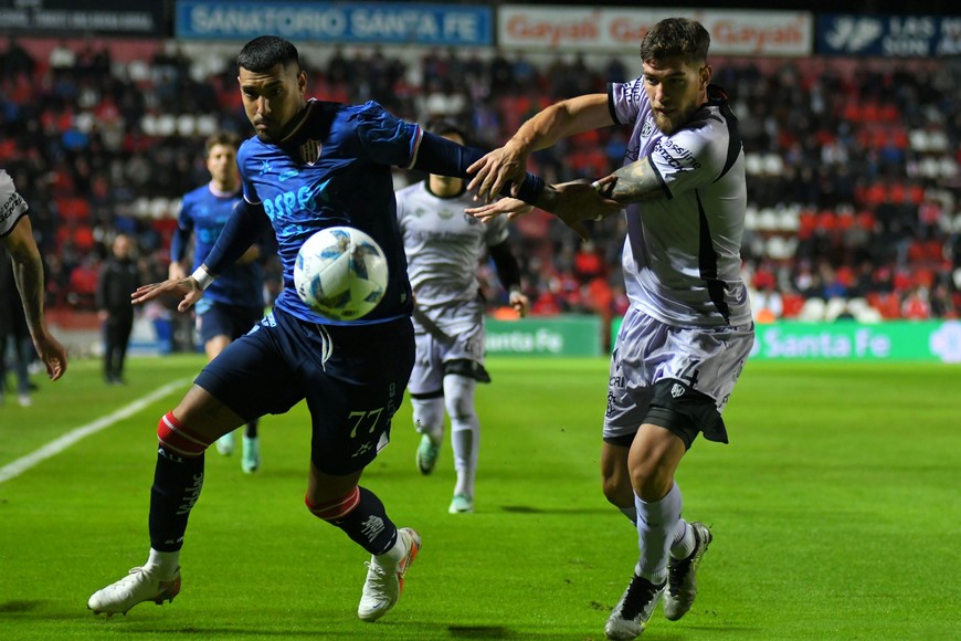 Unión le ganó 2 a 0 a Barracas Central y está puntero en el inicio del torneo de la Liga Profesional.