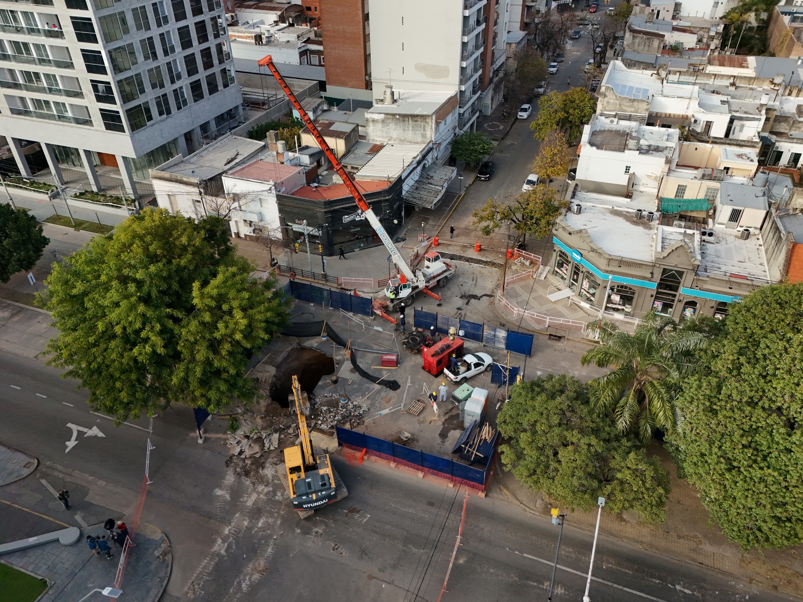 Comenzó la reparación del socavón de boulevard Pellegrini y 9 de Julio.