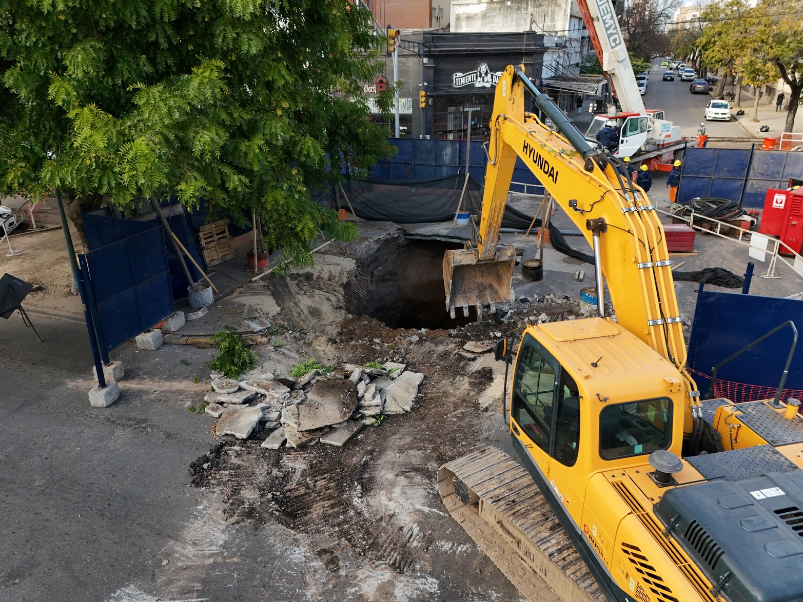 Comenzó la reparación del socavón de boulevard Pellegrini y 9 de Julio.