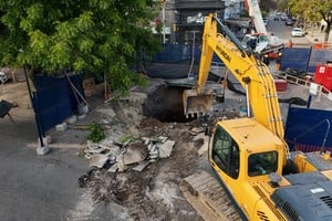 Comenzó la reparación del socavón de boulevard Pellegrini y 9 de Julio.