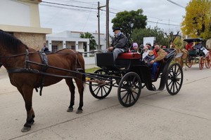 El programa comenzó temprano con un desayuno y la unión a caballo de ambas localidades para continuar con un típico locro en el almuerzo, cerrando con exhibición de música y danzas folclóricas, juegos camperos y destreza de tropillas entabladas.
Foto: Gentileza