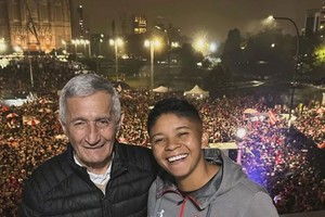Juan Ramón Verón (80 años) y Agustina Amaro (29) en los festejos de Estudiantes campeón de la Copa de la Liga.  Créditos: Instagram @amaroagustina