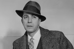 Carlos Gardel, serio y elegante, distante pero cercano. "Silencioso, breve, discreto, con su sobretodo color arena y su funyi marrón apenas inclinado (...) la mano izquierda en el bolsillo, el cigarrillo en la derecha", lo evocará el recuerdo.