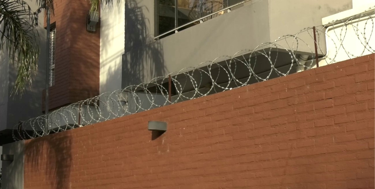 Los vecinos tuvieron que recurrir al alambre de púas para protegerse de las entraderas.