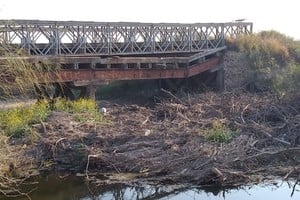 Autoridades comunales solicitaron la urgente limpieza del cauce del Arroyo Cululú, en el Puente de la Ruta Nº 69-S, para evitar que colapse la estructura.