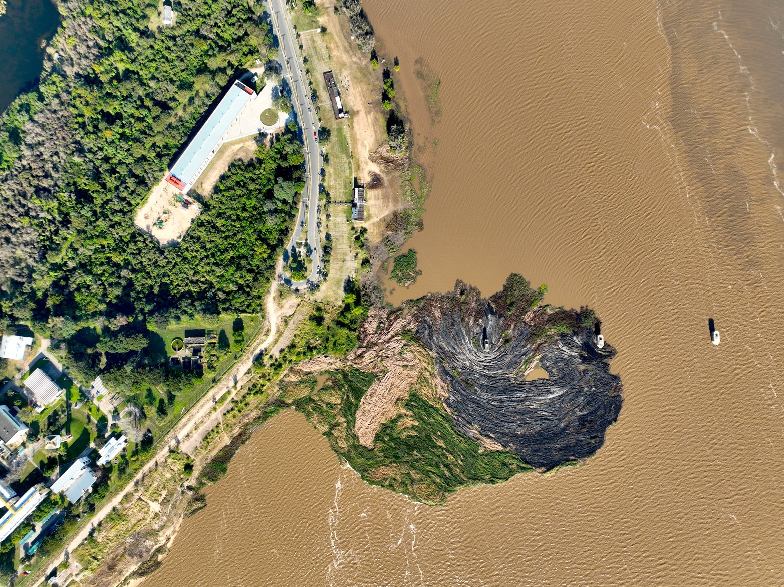 Así quedó el embalsado de la laguna Setúbal tras el incendio de este martes por la noche. Las llamas afectaron prácticamente la mitad de la vegetación acuática que se formó en ese sector.