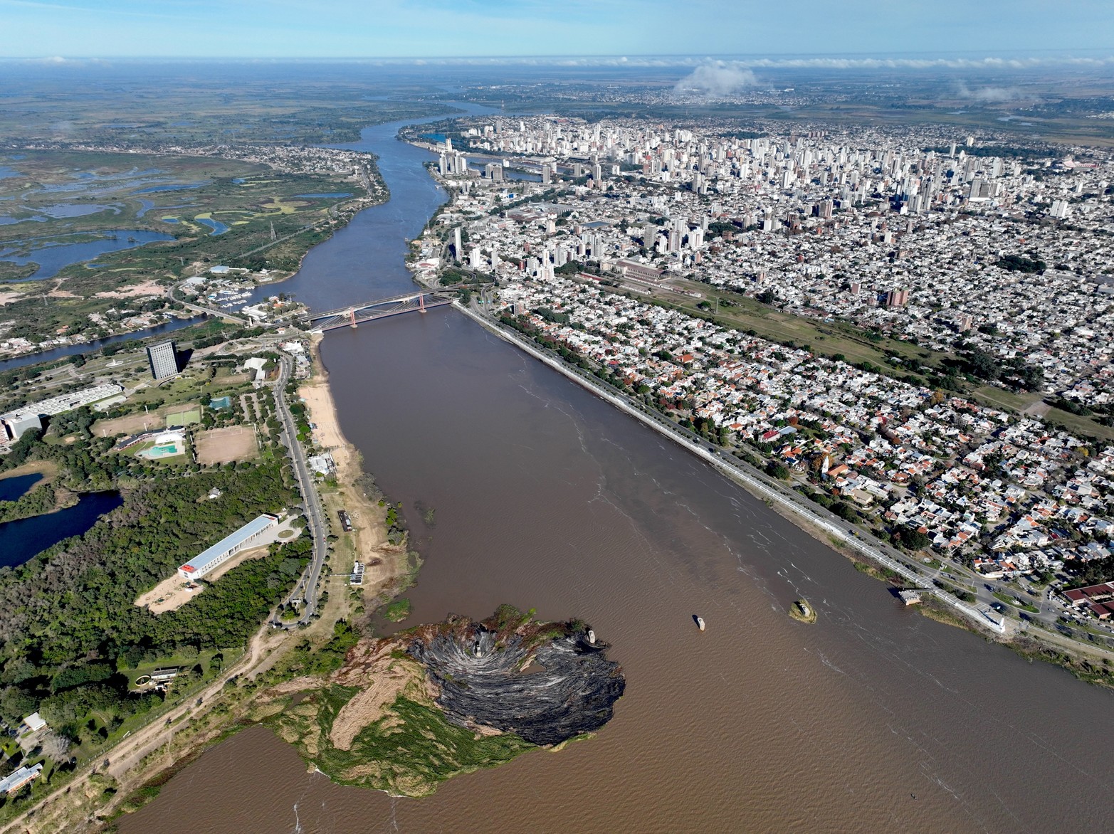Así quedó el embalsado de la laguna Setúbal tras el incendio de este martes por la noche. Las llamas afectaron prácticamente la mitad de la vegetación acuática que se formó en ese sector.