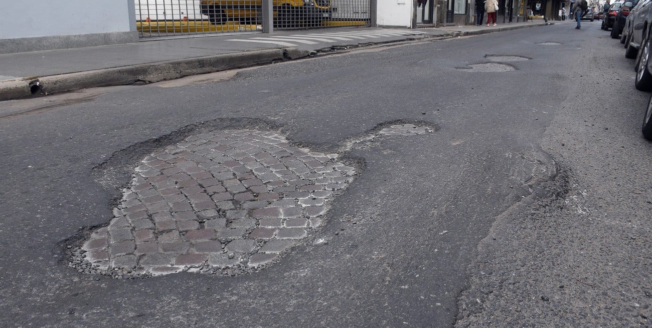 La arteria maltrecha es uno de los accesos a la peatonal santafesina. Foto: Guillermo Di Salvatore