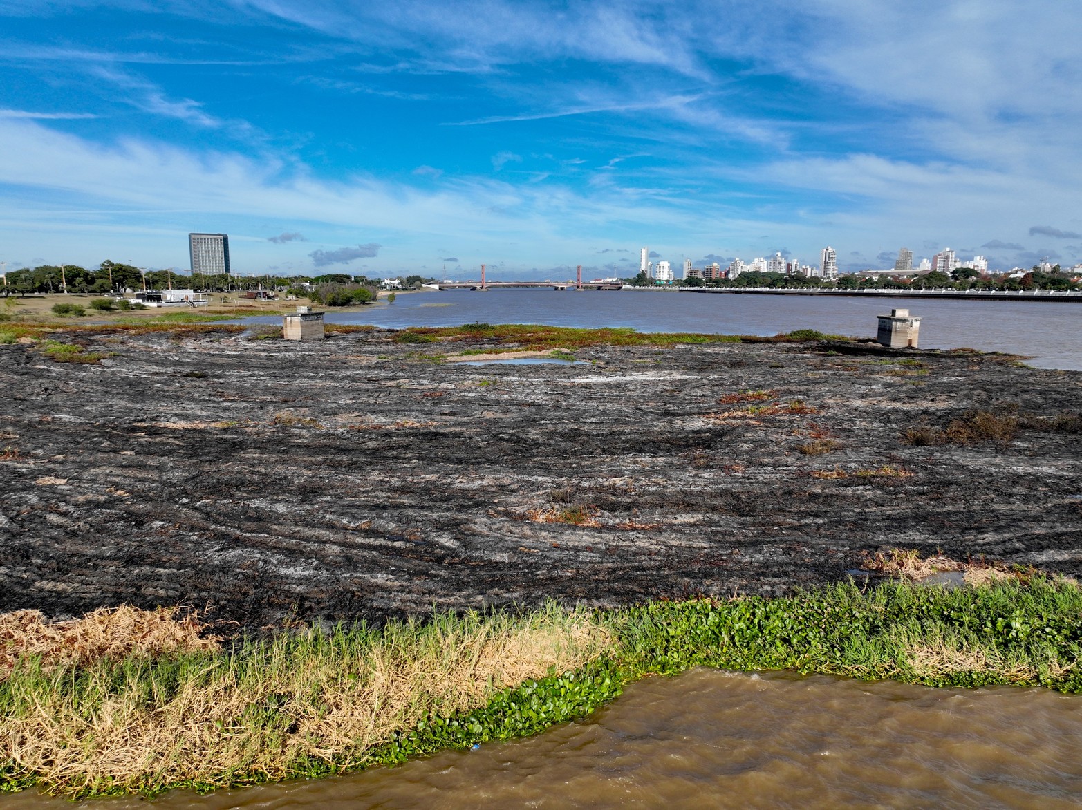 Así quedó el embalsado de la laguna Setúbal tras el incendio de este martes por la noche. Las llamas afectaron prácticamente la mitad de la vegetación acuática que se formó en ese sector.