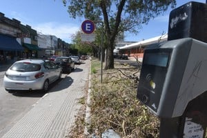Las cuadras alcanzadas por el estacionamiento pago se encuentran indicadas mediante señalética vertical. Crédito: Luis Cetraro