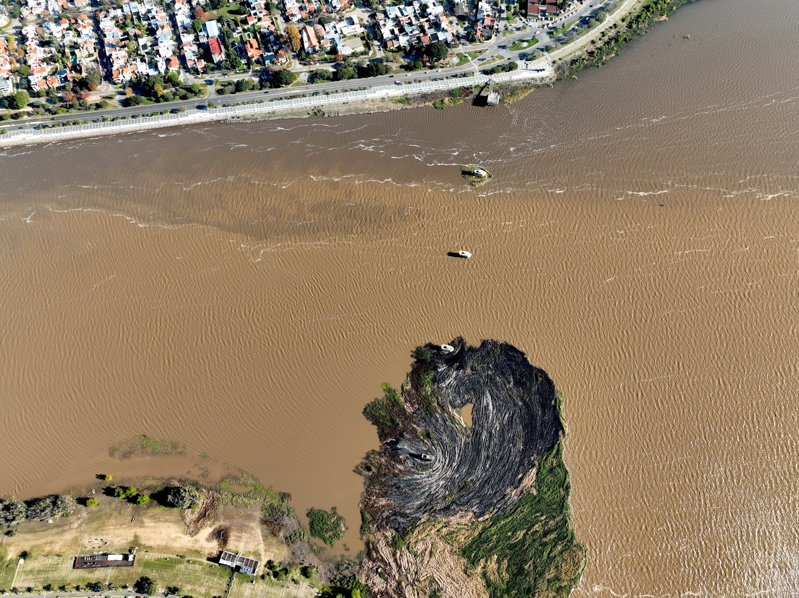 Así quedó el embalsado de la laguna Setúbal tras el incendio de este martes por la noche. Las llamas afectaron prácticamente la mitad de la vegetación acuática que se formó en ese sector.