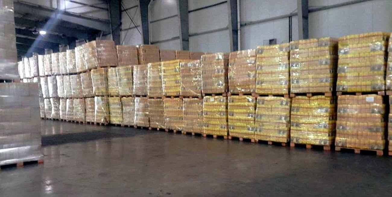La orden oficial es repartir de manera urgente -con colaboración del Ejército- unas mil toneladas de leche en polvo que caducan el 7 de julio. Foto: Agencia