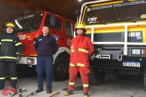 Alberto Costantini; Maxi Altamirano; y Nicolás Boutet, contaron su experiencia como bomberos voluntarios.  Foto: Flavio Raina