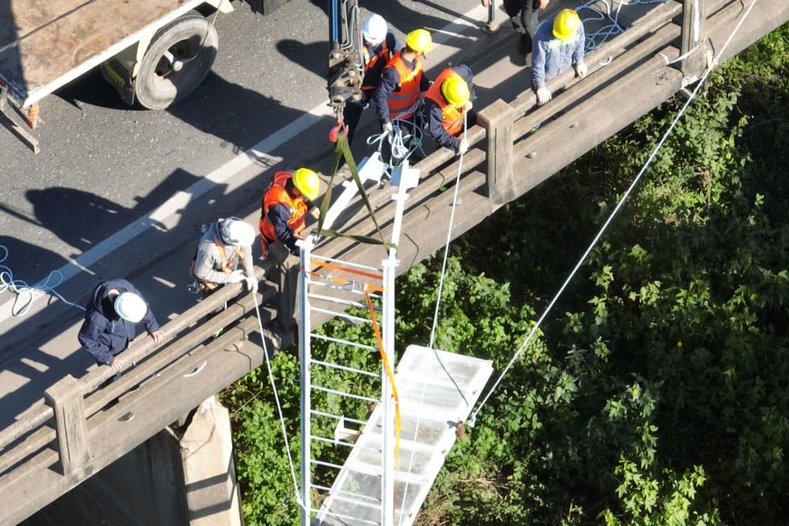 Empezó la reparación del Puente Carretero, a dos meses de la interrupción del tránsito. El martes trabajaron en el armado de las escaleras y seguirán por los andamios colgantes. La primera intervención será a la altura del arco del vado.