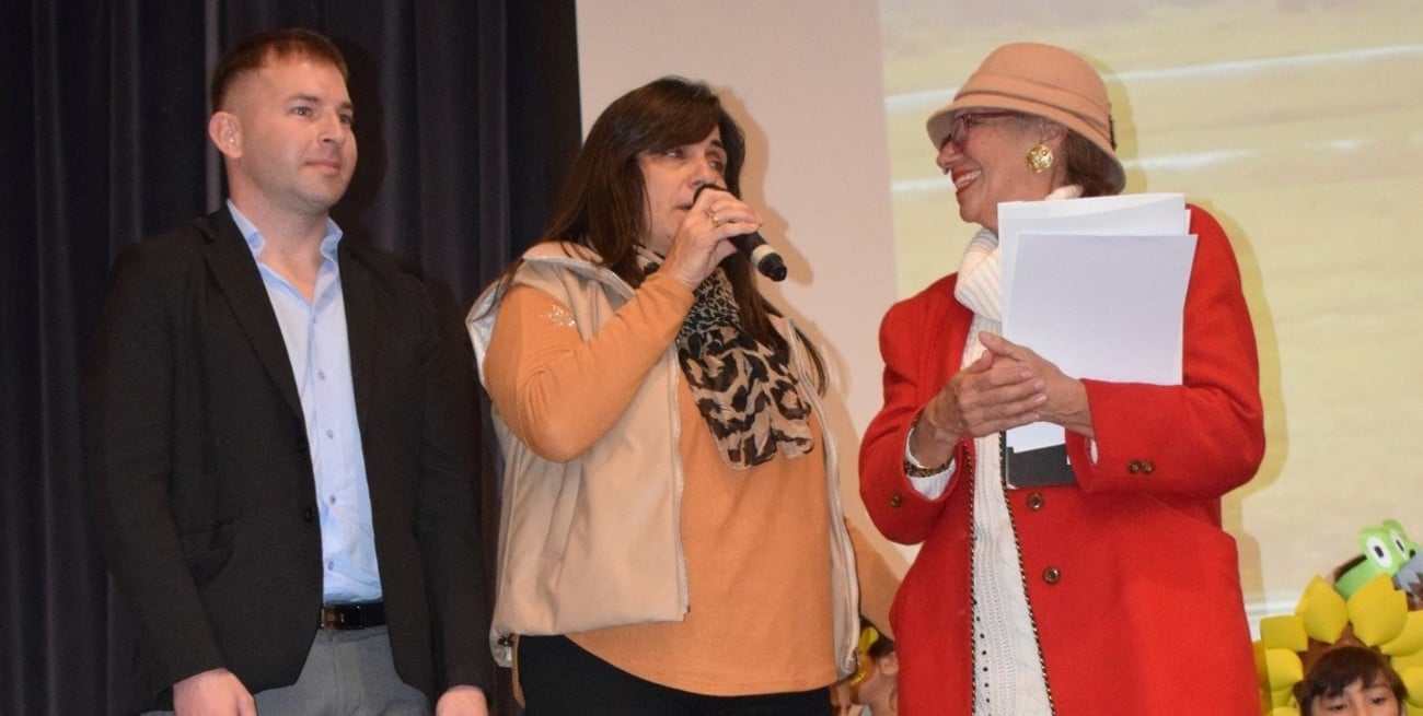  Rivas, Borotto y Berrón en el reconocimiento a la Escuela de Arocena.
Fotos: Comuna de Arocena